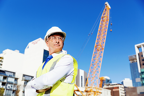 筑夢前行 安全背心下的建設者圖景